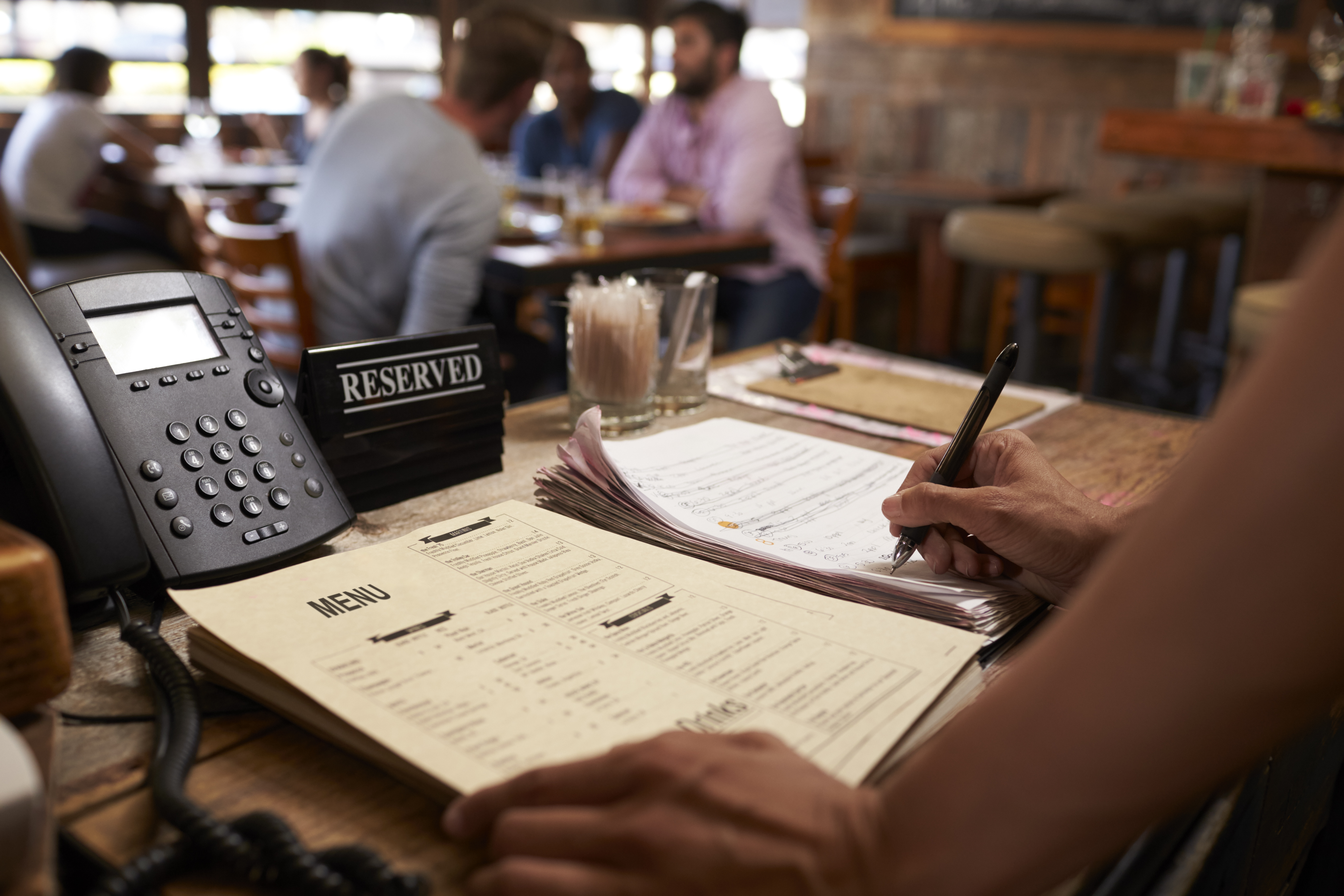 employee-at-a-restaurant-writing-down-a-table-rese-2023-11-27-05-35-10-utc.jpg